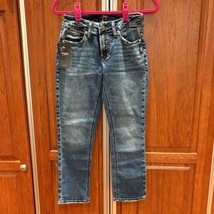 NWT Silver Jeans...Elyse Curvy Fit Mid Rise Capris